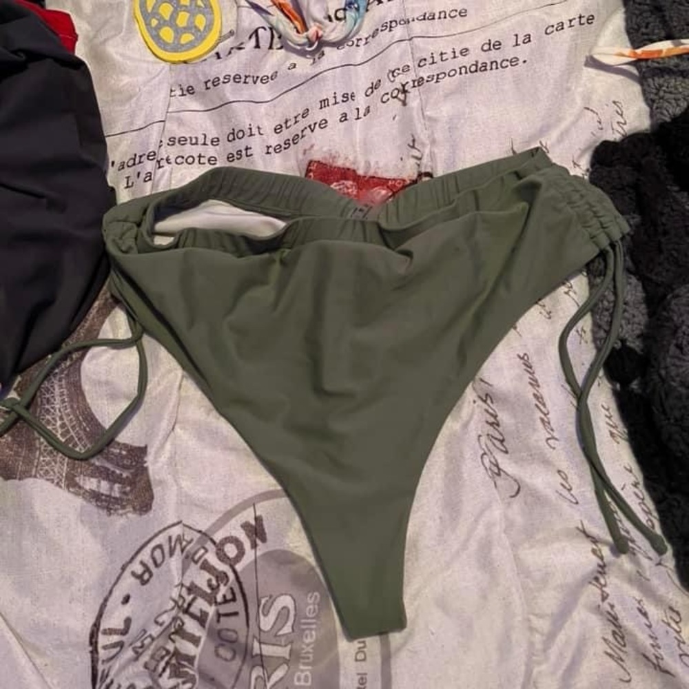 Thong bikini bottoms